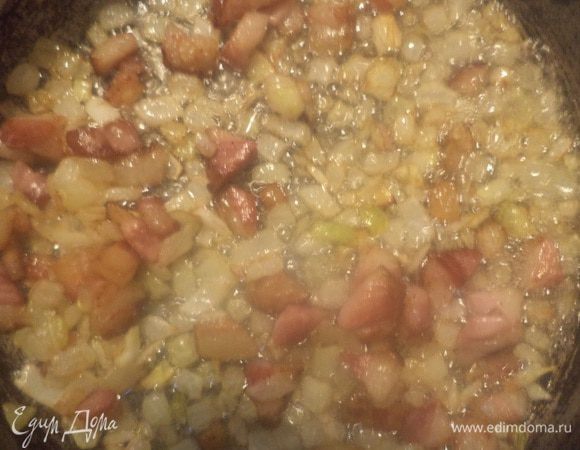 Добавить топлёное масло и обжаривать лук до полупрозрачности, затем убавить огонь и обжаривать ещё 5 минут.