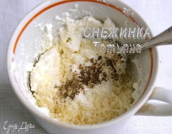 Для первой начинки смешиваем сливочный сыр, натёртый на мелкой тёрке твёрдый сыр, молотый чёрный перец по вкусу.