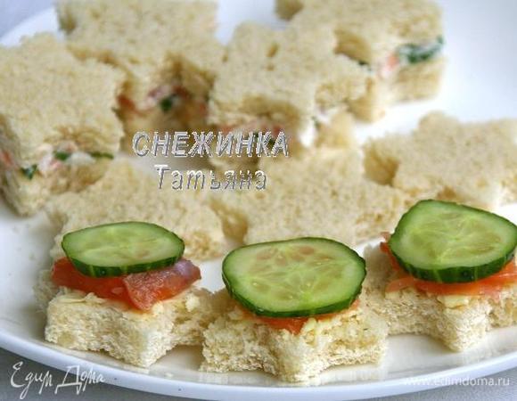 Во втором варианте один кусочек капане намазываем сливочным маслом. Кладём тонкий кусочек красной рыбы и сверху кружочек огурца. Второй ломтик хлеба также намазываем маслом и кладём рыбу, соединяем с первым намазанной стороной вниз.