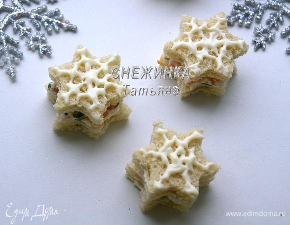 Теперь самое интересное. Рисуем майонезом сверху на всех канапе узор снежинки.