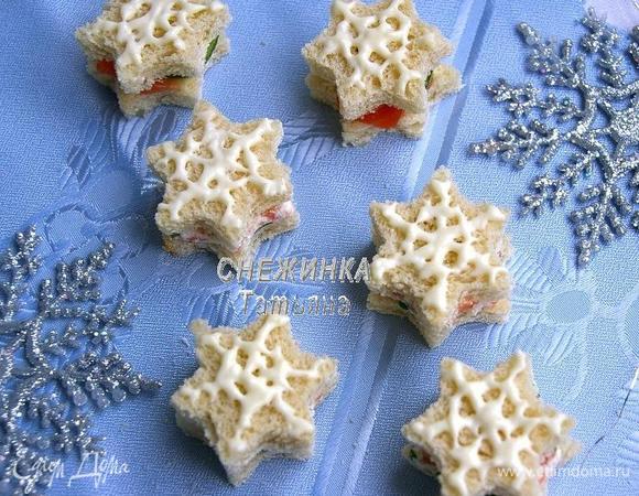 Кладём канапе на блюдо и подаём к столу. Приятного аппетита!