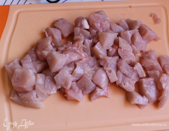 Итак возьмем мясо, порежем его. У меня куринные грудки. Можно взять мясо индейки. 