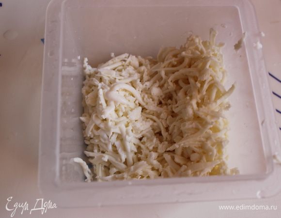 Сыр натирaeм на терке.