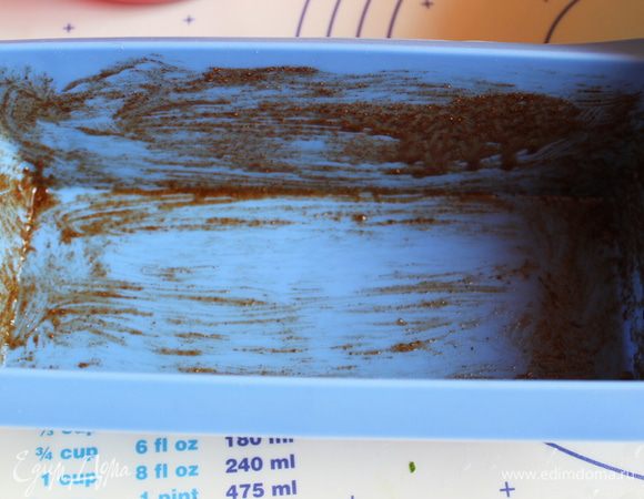 Форму надо смазать для красивого цвета нашего мяса. Для этого смешаем 2 ложки столовые масла растительного и 2 ч.л. молотого красного сладкого перца. 