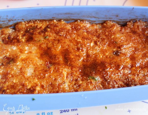 Мясо выкладываем в форму. И верх мяса смажем тоже этой смесью. Ставим запекать в духовку при 180 гр. 40 минут.