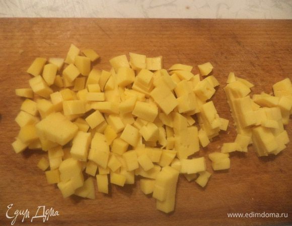 Отварить рис.
Сыр, крабовые палочки и огурец порезать кубиками.
Луковицу почистить и нарезать маленькими кубиками.