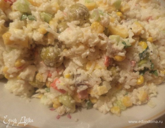 Соединить рис, сыр, крабовые палочки, огурец, лук репчатый, зелёный лук, оливки, кукурузу, копчёную рыбу. Перемешать. Посолить, поперчить.
Заправить майонезом, перемешать.