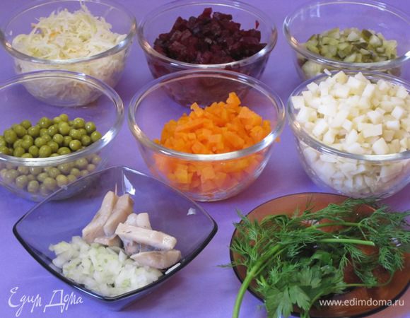 Свеклу, картофель, морковь, репчатый лук, соленые огурцы нарезать кубиками. Квашеную капусту мелко нарезать. Филе сельди очистить от косточек, нарезать кубиками.