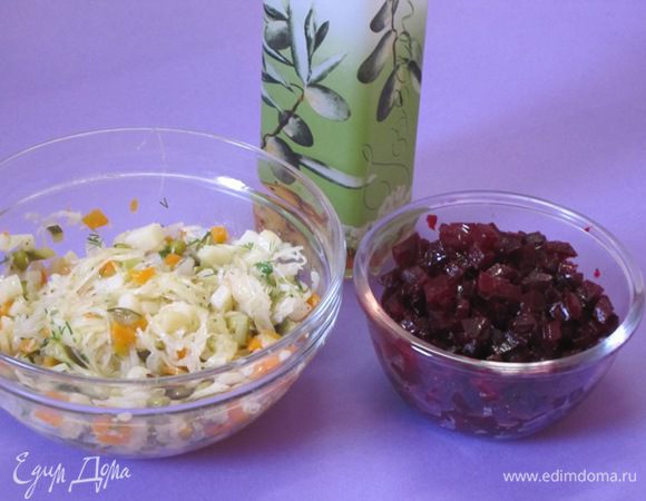 Приготовить заправку: соединить растительное масло, сахар, соль, черный молотый перец и уксус. Все хорошо перемешать. Все продукты, кроме свеклы, перемешать, заправить. Свеклу отдельно заправить.