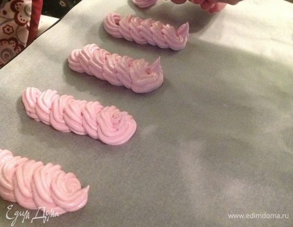 Для безе (3 яичных белка, 175 гр сах.пудры, ванилин и краситель пищевой). Разогреваем эл.духовку до 100С, противень выстилаем пекарской бумагой. Взбиваем белки, постепенно добавляя сахарную пудру, пока белковая масса не станет густой и блестящей. Вводим, продолжая взбивать, ванилин или ванильную эссенцию и краситель пищевой в количестве, необходимом для насыщенного цвета. Наполняем белковой массой кондитерский мешок с насадкой "звездочка" и выкладываем 12 спиралек длиной около 8-10 см.Выпекаем 1ч 30 мин, затем вынимаем и остужаем.