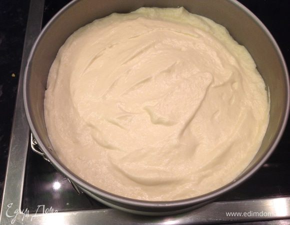 Для бисквита (6 яиц, 110 гр сахара, 110 гр муки). Выстилаем бумагой разъемную форму d=22 см, отделяем белки от желтков, желтки взбиваем с половиной указанного кол-ва сахара до белой густой массы, а белки с щепоткой соли и оставшимся кол-вом сахара. Соединяем белки с желтками, аккуратно лопаткой, чтобы масса как можно меньше осела, осторожно вводим муку и  отправляем выпекаться в разогретую до 180С духовку на 30-35 минут.