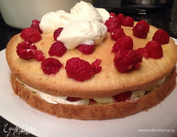 Разрезаем готовый бисквит на 3 коржа и каждый пропитываем ликером. Тем временем взбиваем сливки с сахарной пудрой (50 гр) до устойчивых пиков. Подготавливаем малину( если замороженная-предварительно промываем и размораживаем). На первые 2 коржа используем 1/2 часть взбитых сливок, сначала 1-й корж-ягоды малины-сверху сливки, 2-й корж-ягоды малины-сливки и 3-й корж. Поверхность торта и боковые стороны обмазываем 2/3 оставшихся взбитых сливок.