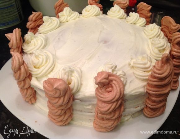 В боковые стороны тортика вдавливаем безе, а из оставшихся сливок с помощью кондитерского мешочка делаем розетки возле спиралек. Охлаждаем 1 час. Посыпаем лепестками роз!!!