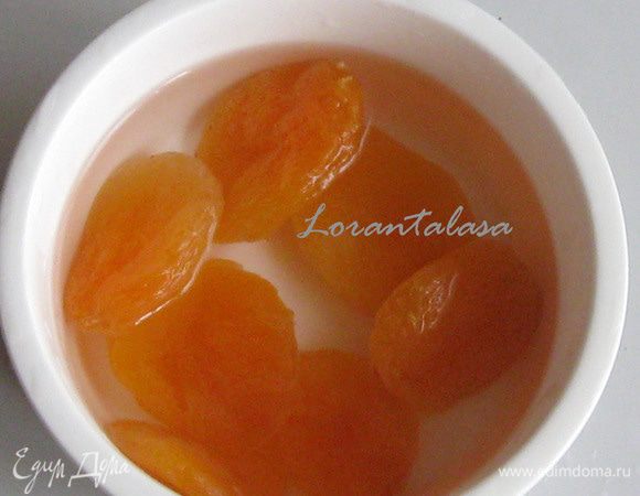 Промыть курагу и вымочить ее в горячем зеленом чае.