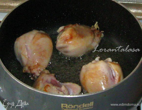 Обжарить их с двух сторон до румяной корочки.