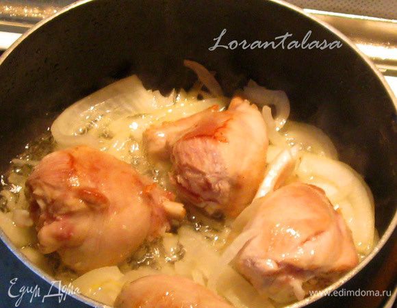 Добавить порезанный полукольцами лук. И еще слегка обжарить вместе лук и курицу. Добавить 1/3 стакана кипятка. Накрыть кастрюлю крышкой и тушить 10 мин. на очень маленьком огне. 