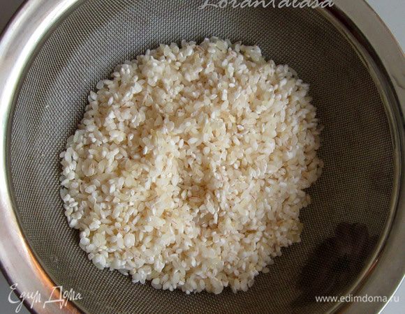 Холодной водой тщательно промыть рис и дать ему стечь. 