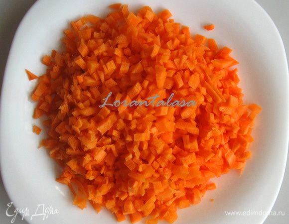 Нарезать морковь очень маленькими кубиками.