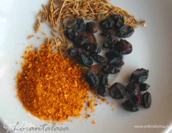 Подготовить специи: смесь специй для плова, барбарис и зиру. 