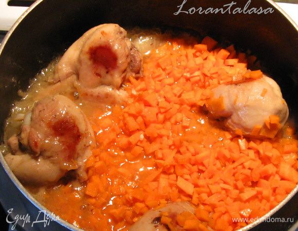 Увеличить огонь. Положить в кастрюлю морковь, быстро обжарить. 