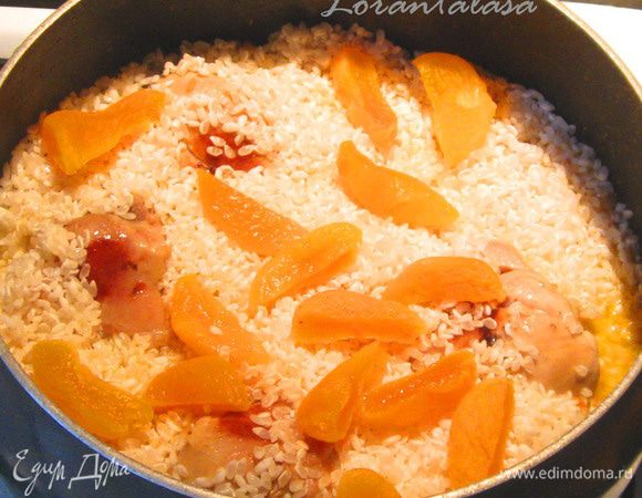 Посолить, положить специи.  Сверху выложить рис и курагу. У меня курага была крупная, я порезала каждую на два кусочка.