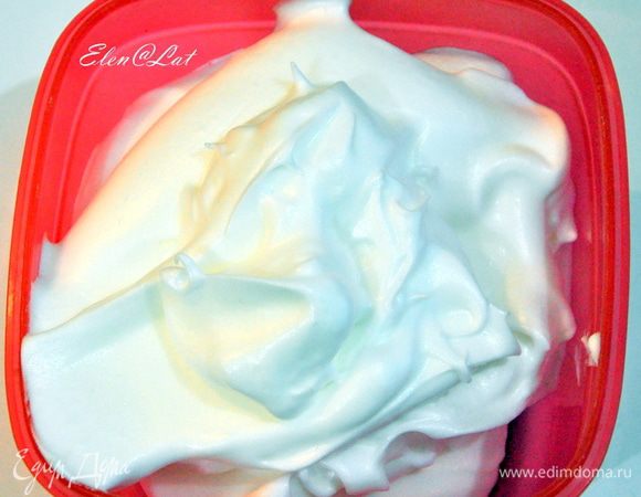 Печем бисквит:  
Белки отделить от желтков и взбить с половиной сахара до крепких пиков.

