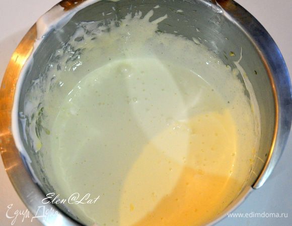  Желтки взбить с ванилином и второй половиной сахара добела.

 