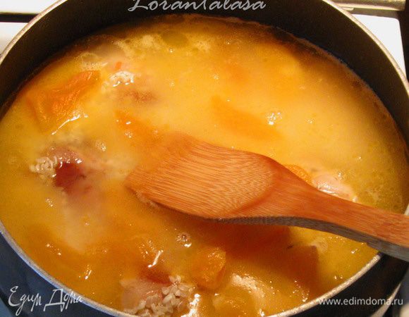 Осторожно залить кипятком на 2 пальца выше риса. Положить в центр кастрюли лопатку (ложку) и лить на нее, чтобы в рисе не было углублений. 