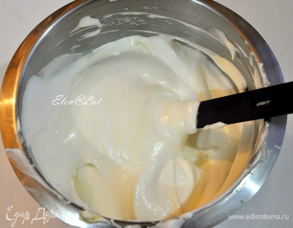 Аккуратно соединить белки с желтками. 