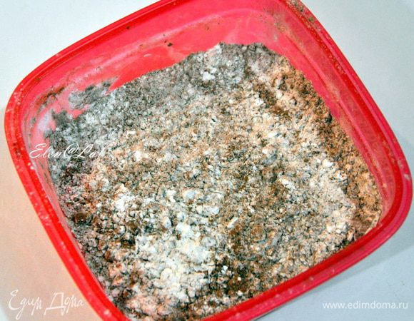 Муку смешать с какао, разрыхлителем и крахмалом и просеять в яичную массу.