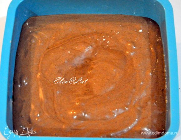 Перемешать до однородности, очень осторожно. Форму, у меня квадратная, застелить пергаментом и вылить тесто. Выпекать бисквит в предварительно разогретой  до 180С духовке 40 минут. Готовность бисквита проверяем деревянной шпажкой. Готовый бисквит остудить на решетке. 
