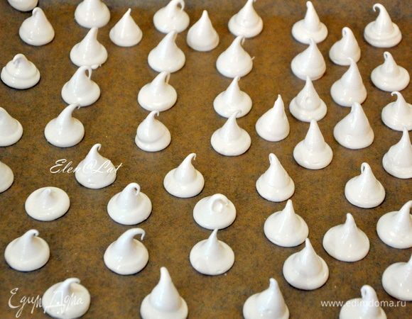 Печем безе:
 Для этого взбить белки с щепоткой соли и лимонным соком до мягких пиков и постепенно добавить сахар. Взбивать до состояния плотных пиков. Взбитые белки отсадить через кондитерский мешочек маленькими безешками. 