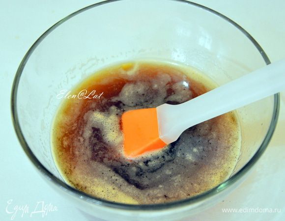 Сварить кофе и оставить остывать. В остывший кофе добавить темный ром.
