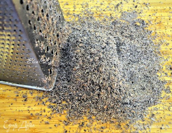 150 г шоколада натереть на крупной терке. 
