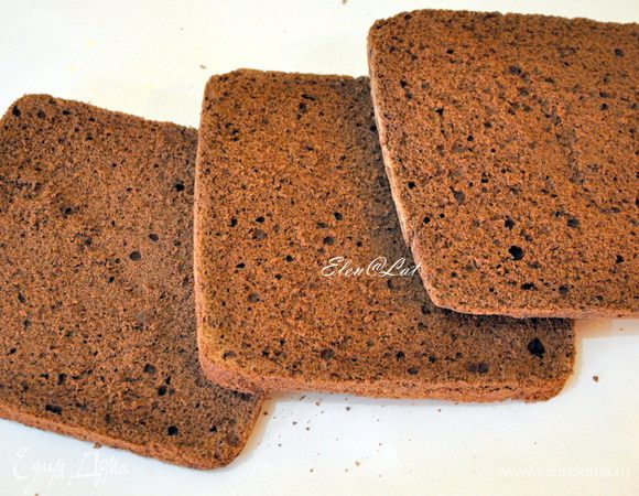 Собираем торт. 
Бисквит разрезать на три равных части. 