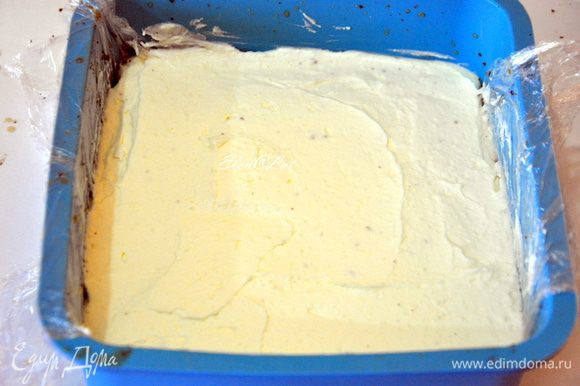 В форму, в которой выпекался бисквит, кладем 1 часть бисквита и пропитать кофе. На нее выложить ½ часть белого крема.