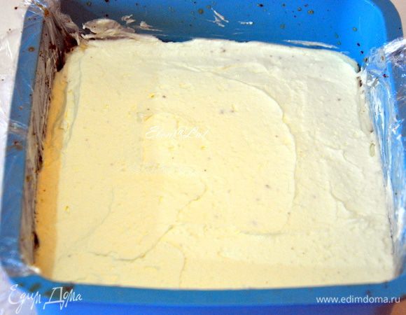 В форму, в которой выпекался бисквит, кладем 1 часть бисквита и пропитать кофе. На нее выложить ½ часть белого крема.