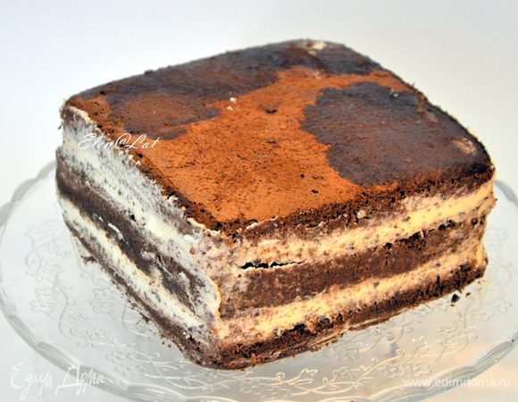 Далее опять бисквит, пропитать кофе, вторую часть белого крема, снова тертый шоколад и пропитанный бисквит. Пропитывайте щедро бисквит. От пропитки он не станет мокрым, а будет ооочень нежным. Торт поставить в холодильник на 1 час. 
