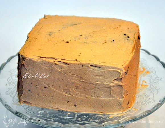 Охлажденный торт перевернуть на блюдо и обмазать отложенным кремом с какао. Поставить в холодильник.