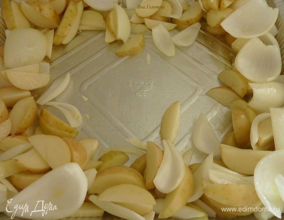 Разогреть духовку до 250°С градусов. Лук порезать на 4 части и разделить на слои, картошку порезать на брусочки. В форму для выпечки разложить картошку и лук, полить маслом. Раздвинуть  овощи в стороны формы и уложить грудки в центр. 