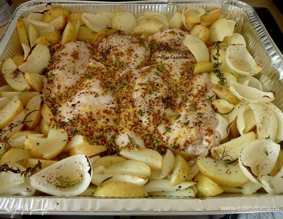 Запекать на верхнем уровне духовки минут 20, перевернуть грудки и помешать овощи, запекать ещё минут 15 до готовности.
