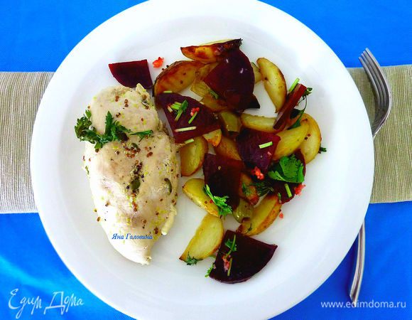 Свеклу порезать и смешать с выдавленным чесноком, солью, перцем, маслом и кинзой в пластиковом контейнере, убрать в холодильник до подачи. 

Выложить грудки на тарелку и накрыть фольгой, чтобы не остыли. Добавить к овощам оливки, вернуть овощи  и запекать дополнительно минут 15 до готовности. 

Для подачи выложить грудки, овощи полить лимонным соком и сверху положить кусочки свеклы. 