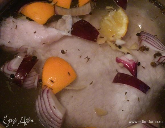 Индейку вымыть и положить в маринад. Поставить в холодное место на 2-3 суток, в зависимости от размера. Для бедра весом 1,5 кг мне хватило 1 суток