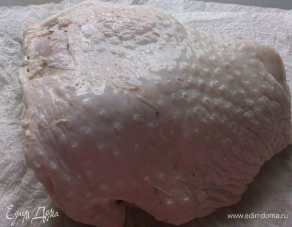 За несколько часов до приготовления индейку занести в тепло, чтобы она дошла до комнатной температуры. Перед приготовлением вынуть из маринада и обсушить. 