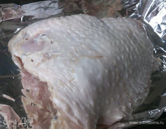 Выложить индейку в форму. Теперь процесс запекания. Первые 30 минут запекать при температуре 240 С. Затем уменьшить температуру до 200С и накрыть  форму фольгой. Время запекания 30-35  минут на 1 кг веса индейки.
За 30 минут до готовности снять фольгу. При запекании небольших частей я мясо фольгой не накрываю.