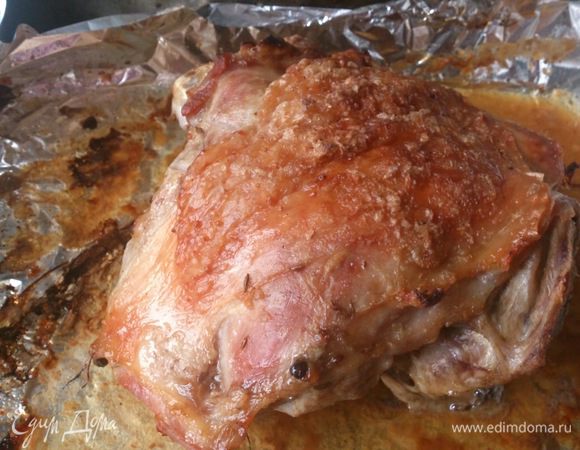 Готовность индейки конечно лучше всего определять специальным термометром. Температура в самом толстом месте должна быть 70С . Вынуть из духовки, прикрыть фольгой и дать "отдохнуть" 20-30 минут. Если нет термометра, просто проткните вилкой или ножом - должен выделится прозрачный сок. Главное, не передержать индейку в духовке, чтобы она не высохла.