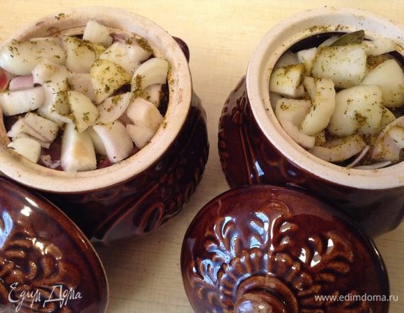 Сложить в горшочки (у меня из этого количества получилось два) - слой мяса (на дно положить кусочки пожирнее), далее посолить, посыпать хмели-сунели, положить слой лука, лавровый лист и в таком же порядке повторить еще раз. Закрыть крышкой. 
Поставить в духовку на 1,5 часа при температуре 180  градусов.