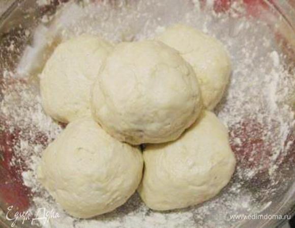 Порубить маргарин с мукой. 
Добавить сметану и соду, погашенную уксусом. Вымесить мягкое тесто, разделить на 5 одинаковых шариков, накрыть пленкой и отправить в холодильник на полчаса.