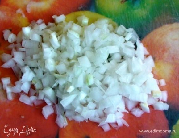 Мелко нарезать репчатый лук.
