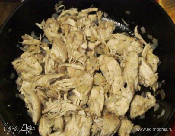 Вареное куриное мясо разделить на куски и обжарить с половиной лука на сливочном масле. Затем перекрутить через мясорубку.